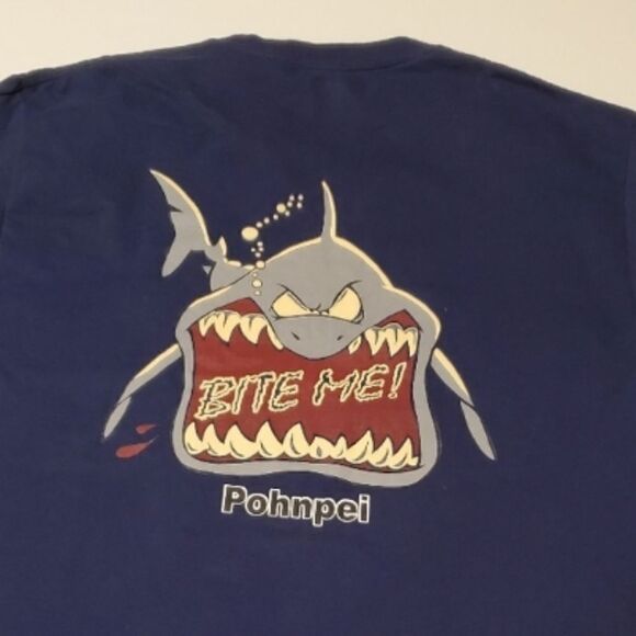 L VINTAGE El Salvador Hanes Bite Me SHARK POHNPEI 42 44 GRAPHIC TSHIRT Large - Picture 1 of 6